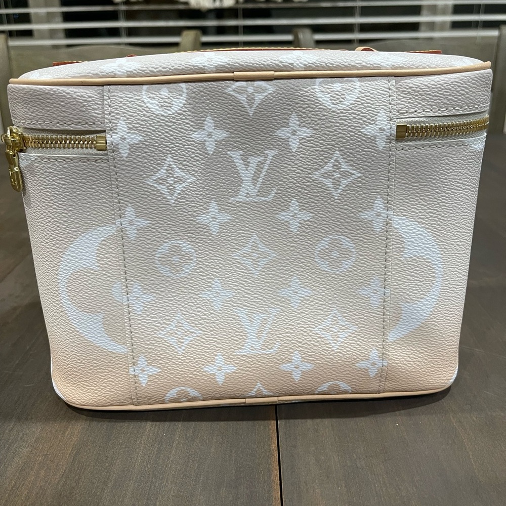Louis Vuitton - Picture 2 of 5